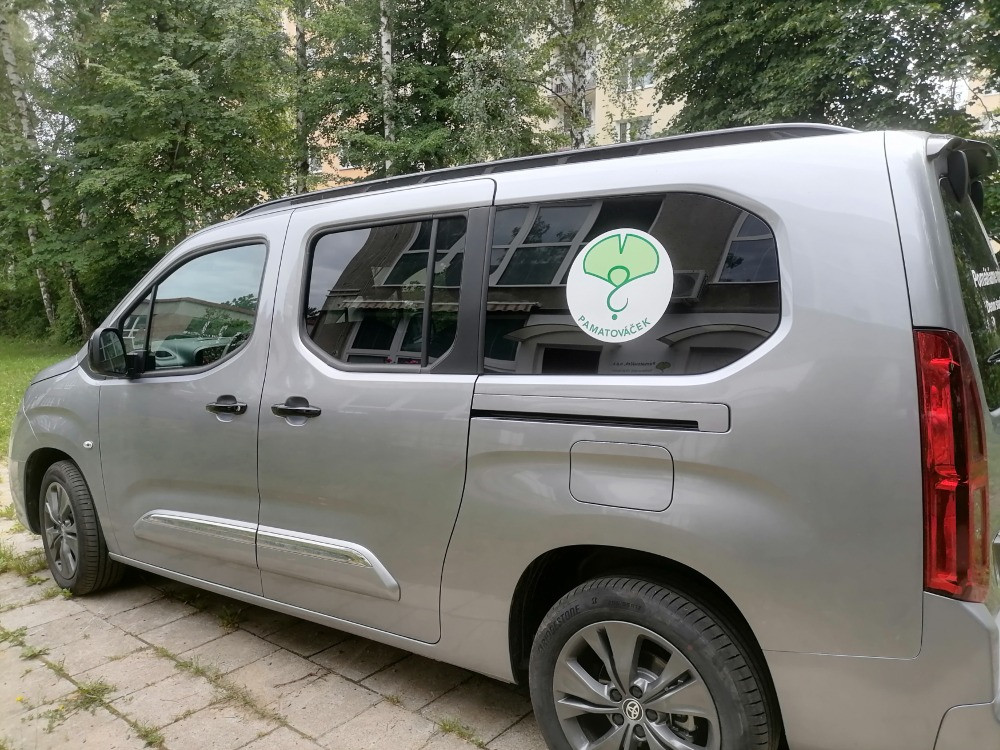 Pamatováček má své auto a nabízí dovoz a odvoz svým klientům