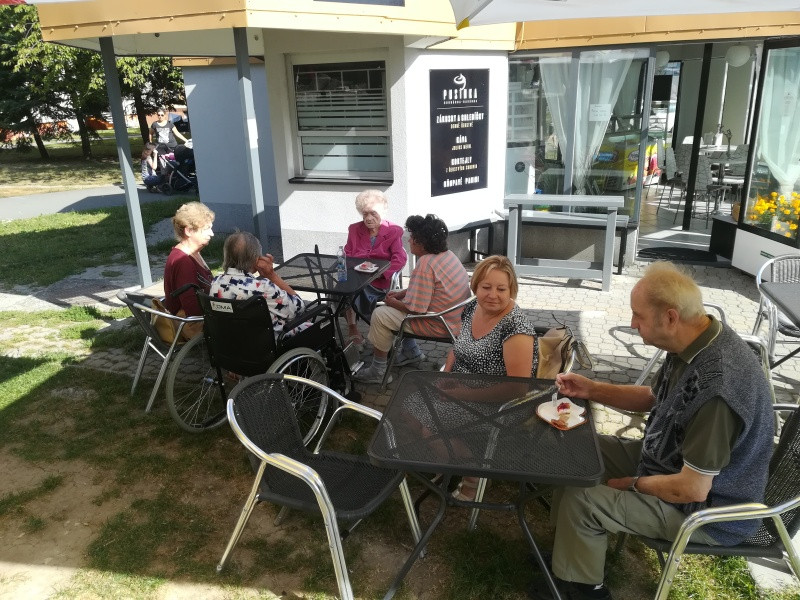 V cukrárně 31.8.2017